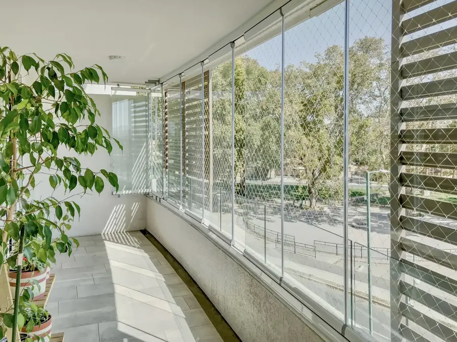 Terraza larga y luminosa, ordenada y lista para recibir huéspedes