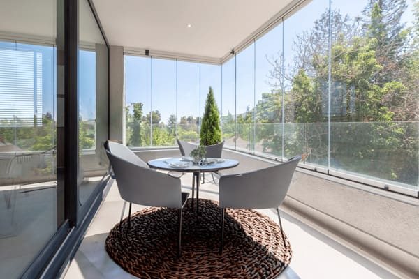 Terraza luminosa y ordenada, lista para recibir huéspedes